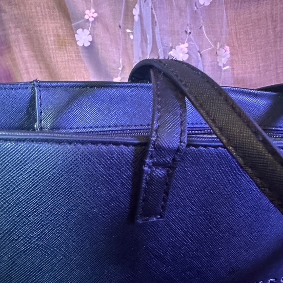 GUESS Los Angeles EUC Large Tote with removable Wristlet/Clutch - Picture 9 of 10